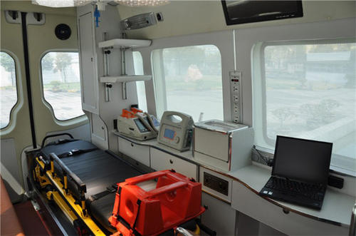 双峰县救护车内部